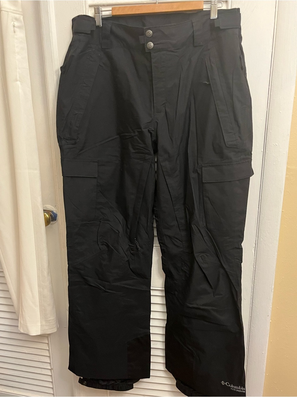 Columbia Titanium Omiheat Men’s Cargo Snow Pants. Size L. Black. EUC